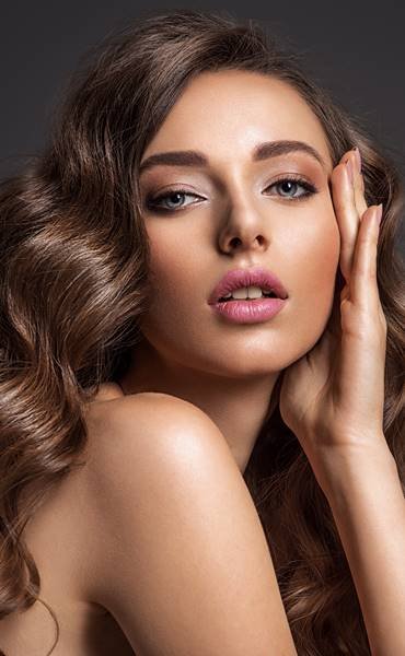 Kies voor een behandeling van je nagels of haren altijd voor Hair by Yudi in Almere Poort.